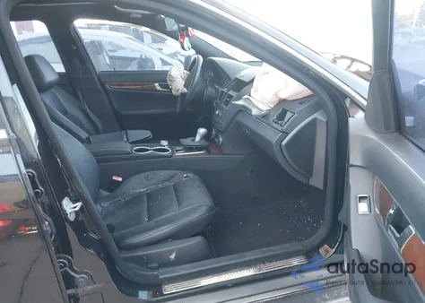 2011 Mercedes-Benz C 300 Luxury/Sport z USA, uszkodzony, nr VIN WDDGF5EB4BR136656